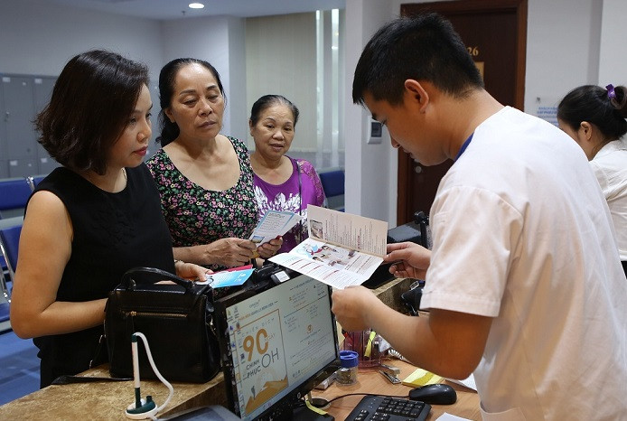 Bệnh nhân đăng kí khám sàng lọc. Bệnh nhân đăng kí khám sàng lọc.