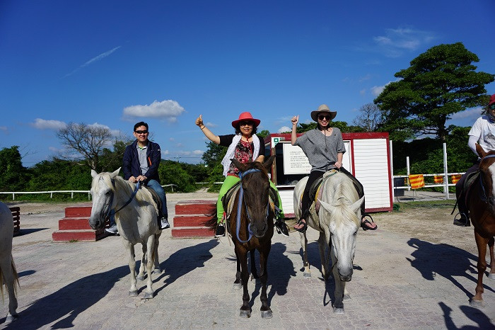 Du khách Vietravel hào hứng trước trải nghiệm cưỡi ngựa tại đảo Jeju. Du khách Vietravel hào hứng trước trải nghiệm cưỡi ngựa tại đảo Jeju.