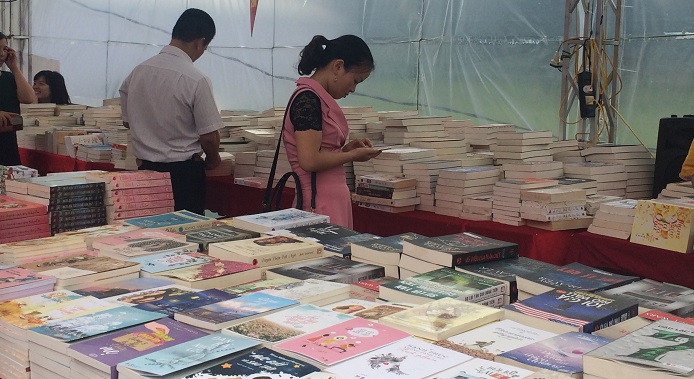 Rất nhiều đầu sách được bày bán tại ngày Hội sách Hà Nội lần thứ IV (Ảnh: Ngọc Bích).