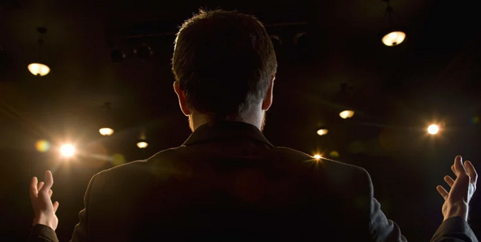 Tâm lý sợ hãi khi đứng trước đám đông cũng là một biểu hiện của sự rối loạn lo âu.