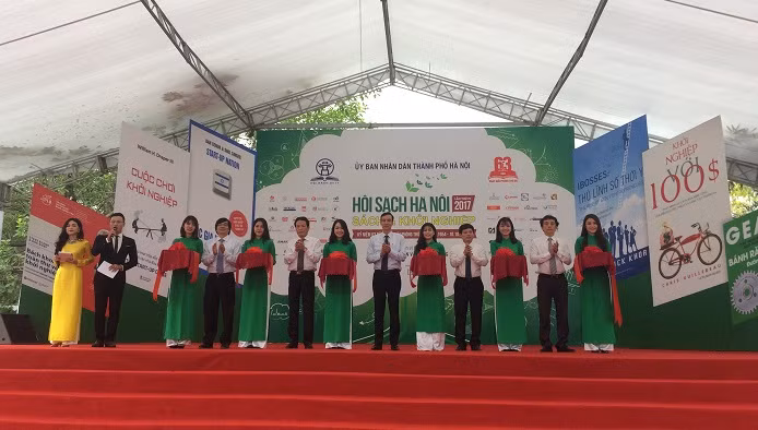 Đại diện ban tổ chức Hội sách Hà Nội lần thứ IV cắt băng khai mạc. (Ảnh: Ngọc Bích).