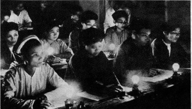 Bình dân học vụ có sức sống mãnh liệt là bởi biết dựa vào dân, mục tiêu trong sáng, chính sách thông minh, cách làm sáng tạo. Ảnh tư liệu một lớp học bình dân học vụ ban đêm, nguồn từ internet. Bình dân học vụ có sức sống mãnh liệt là bởi biết dựa vào dân, mục tiêu trong sáng, chính sách thông minh, cách làm sáng tạo. Ảnh tư liệu một lớp học bình dân học vụ ban đêm, nguồn từ internet.