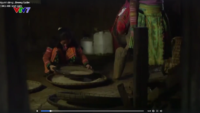 Hằng và Sua nhịp nhàng giã gạo, rồi giần - sàng từng mẻ gạo. (Ảnh chụp màn hình: từ phóng sự của kênh VTV7). Hằng và Sua nhịp nhàng giã gạo, rồi giần - sàng từng mẻ gạo. (Ảnh chụp màn hình: từ phóng sự của kênh VTV7).
