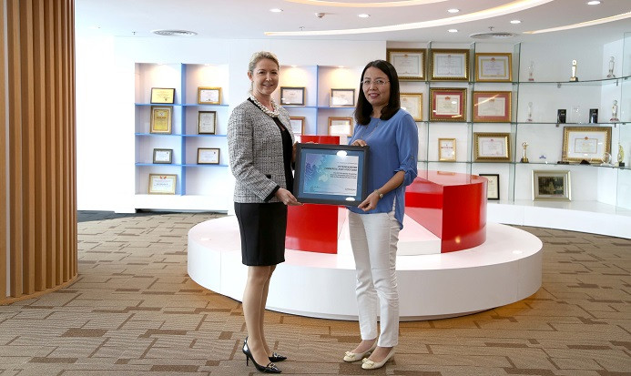 Ms. Deborah Jensen – Giám đốc Dịch vụ và vận hành Khu vực Đông Nam Á và bà Nguyễn Hương Loan – Phó tổng giám đốc Maritime Bank. Ms. Deborah Jensen – Giám đốc Dịch vụ và vận hành Khu vực Đông Nam Á và bà Nguyễn Hương Loan – Phó tổng giám đốc Maritime Bank.
