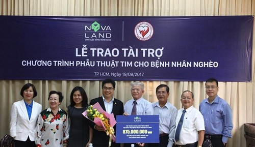 Tiến sỹ, Bác sỹ Nguyễn Hoàng Định (ngoài cùng bên phải) – một trong những bác sỹ đồng hành cùng Hội Bảo trợ bệnh nhân nghèo nhiều năm qua. Tiến sỹ, Bác sỹ Nguyễn Hoàng Định (ngoài cùng bên phải) – một trong những bác sỹ đồng hành cùng Hội Bảo trợ bệnh nhân nghèo nhiều năm qua.