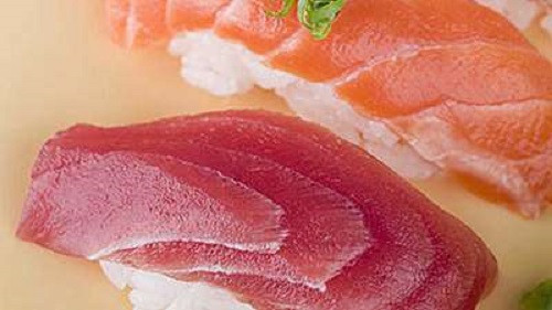 Không nên ăn thịt hoặc cá sống khi mang thai. Không nên ăn thịt hoặc cá sống khi mang thai.