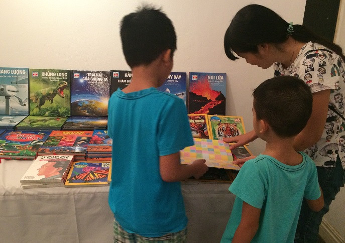 Hình mẹ và các em bé đang say sưa tìm hiểu những trang sách trong bộ sách "Thế nào và tại sao" (Ảnh: Ngọc Bích). Hình mẹ và các em bé đang say sưa tìm hiểu những trang sách trong bộ sách "Thế nào và tại sao" (Ảnh: Ngọc Bích).