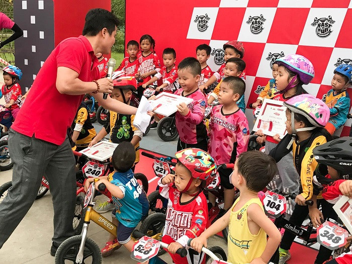 STEAMe GARTEN cũng đã dành tặng 50 suất học bổng cho các gương mặt nhí xuất sắc. STEAMe GARTEN cũng đã dành tặng 50 suất học bổng cho các gương mặt nhí xuất sắc.