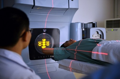 Qua chương trình sàng lọc, những trường hợp phát hiện mắc ung thư sẽ được Quỹ Thiện Tâm (Tập đoàn Vingroup) hỗ trợ chi phí điều trị lên tới 70- 100% tại các Bệnh viện Đa khoa Quốc tế Vinmec trên cả nước. Ung bướu chính là một trong những chuyên khoa thế mạnh đã được khẳng định uy tín của Vinmec. Vinmec cũng là nơi đầu tiên tại Việt Nam ứng dụng liệu pháp tăng cường miễn dịch tự thân hỗ trợ điều trị ung thư. Qua chương trình sàng lọc, những trường hợp phát hiện mắc ung thư sẽ được Quỹ Thiện Tâm (Tập đoàn Vingroup) hỗ trợ chi phí điều trị lên tới 70- 100% tại các Bệnh viện Đa khoa Quốc tế Vinmec trên cả nước. Ung bướu chính là một trong những chuyên khoa thế mạnh đã được khẳng định uy tín của Vinmec. Vinmec cũng là nơi đầu tiên tại Việt Nam ứng dụng liệu pháp tăng cường miễn dịch tự thân hỗ trợ điều trị ung thư.