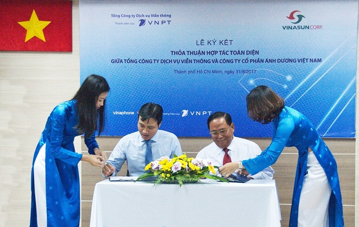 VinaPhone và VinaSun đã ký Thỏa thuận Hợp tác toàn diện trong hoạt động kinh doanh. VinaPhone và VinaSun đã ký Thỏa thuận Hợp tác toàn diện trong hoạt động kinh doanh.