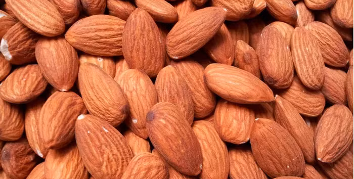 Hạt hạnh nhân chứa rất nhiều chất dinh dưỡng tốt cho sức khỏe.