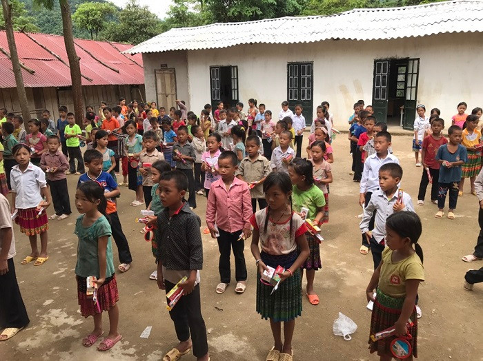 Những món quà ý nghĩa được trao tận tay các em nhỏ. Những món quà ý nghĩa được trao tận tay các em nhỏ.