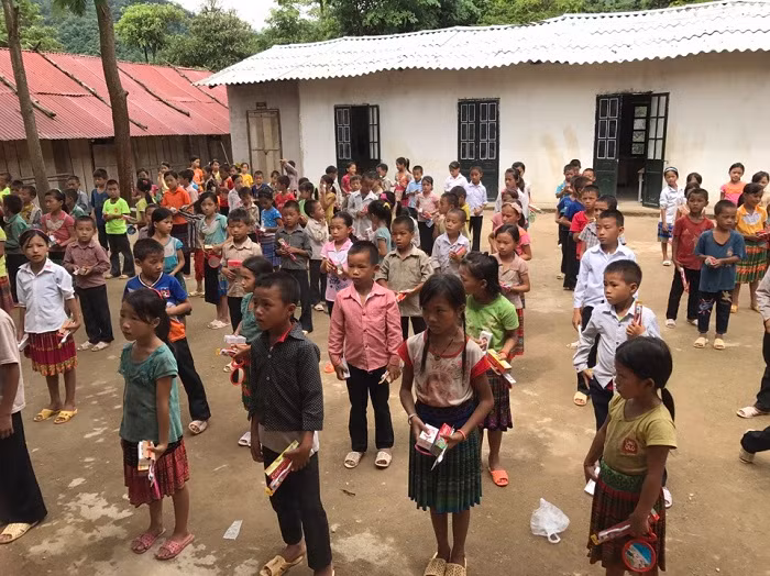 Những món quà ý nghĩa được trao tận tay các em nhỏ.