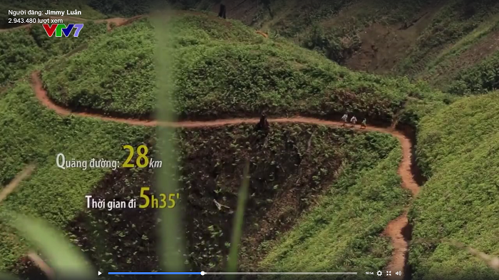 Con đường đến trường của trẻ em bản Làng Sáng. (Ảnh chụp màn hình: từ phóng sự của kênh VTV7). Con đường đến trường của trẻ em bản Làng Sáng. (Ảnh chụp màn hình: từ phóng sự của kênh VTV7).