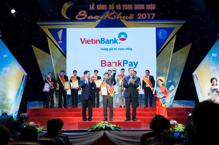 Ông Nguyễn Hoàng Nguyên - Phó Giám đốc Trung tâm công nghệ thông tin VietinBank nhận Danh hiệu Sao Khuê 2017 cho sản phẩm BankPay. Ông Nguyễn Hoàng Nguyên - Phó Giám đốc Trung tâm công nghệ thông tin VietinBank nhận Danh hiệu Sao Khuê 2017 cho sản phẩm BankPay.