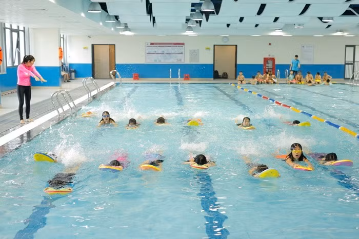 Bể bơi đáp ứng chương trình học thể chất cho học sinh tiểu học.