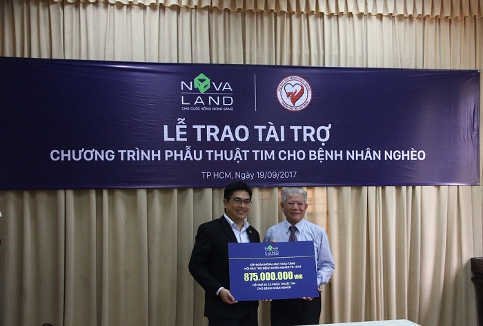 Ông Bùi Xuân Huy – Tổng giám đốc Tập đoàn Novaland trao tặng số tiền 875 triệu đồng cho Ông Trần Thành Long – Chủ tịch Hội Bảo trợ bệnh nhân nghèo Thành phố Hồ Chí Minh. Ông Bùi Xuân Huy – Tổng giám đốc Tập đoàn Novaland trao tặng số tiền 875 triệu đồng cho Ông Trần Thành Long – Chủ tịch Hội Bảo trợ bệnh nhân nghèo Thành phố Hồ Chí Minh.
