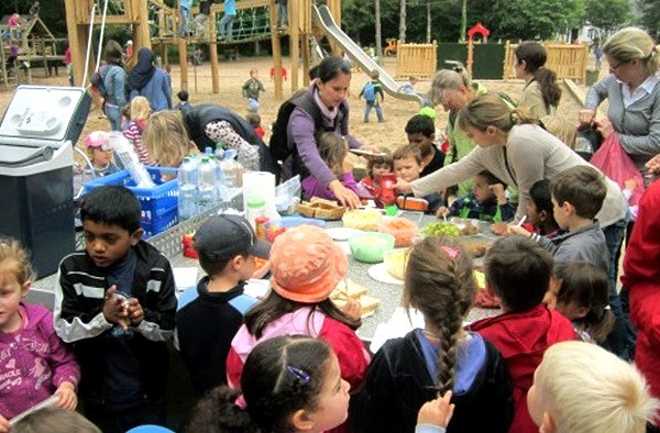 Vừa học vừa chơi ngoài trời vào buổi chiều ở vườn trẻ (Ảnh: tác giả cung cấp). Vừa học vừa chơi ngoài trời vào buổi chiều ở vườn trẻ (Ảnh: tác giả cung cấp).