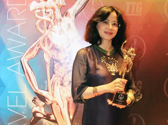 Phó tổng giám đốc công ty Vietravel tại buổi lễ trao giải thưởng.