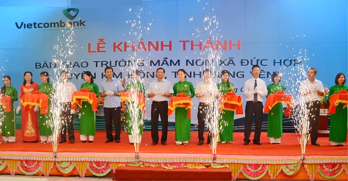 Các đại biểu tham gia cắt băng khánh thành công trình Trường Mầm non xã Đức Hợp.