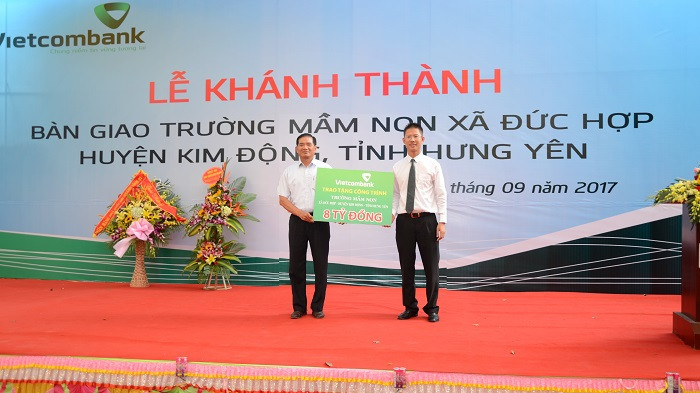 Ông Nguyễn Xuân Cao Cường – Phó Giám đốc phụ trách điều hành Vietcombank Hưng Yên trao tượng trưng số tiền 8 tỷ đồng của Vietcombank tài trợ xây dựng trường. Ông Nguyễn Xuân Cao Cường – Phó Giám đốc phụ trách điều hành Vietcombank Hưng Yên trao tượng trưng số tiền 8 tỷ đồng của Vietcombank tài trợ xây dựng trường.