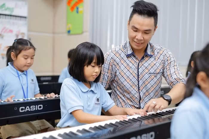 Phòng âm nhạc với đầy đủ các nhạc cụ hiện đại và truyền thống.