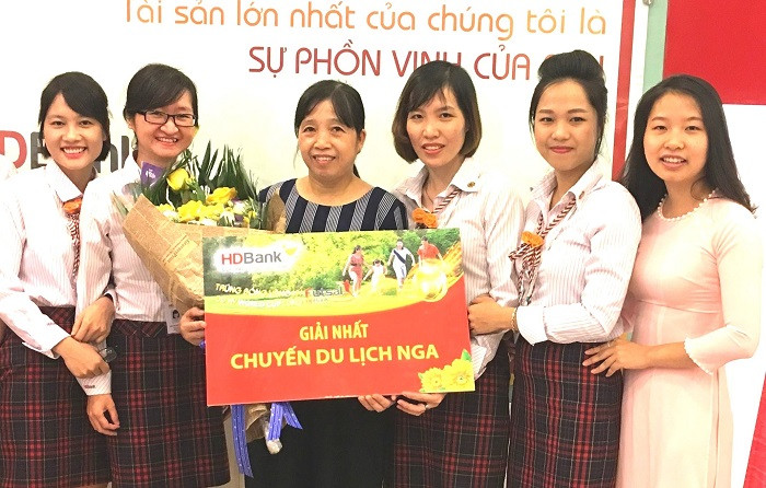 Khách hàng Nguyễn Thị Duyên (thứ ba từ trái sang) tại Tây Hồ, Hà Nội trúng thưởng giải nhất - chuyến du lịch xem WorldCup 2018 tại Nga trị giá 50 triệu đồng. Khách hàng Nguyễn Thị Duyên (thứ ba từ trái sang) tại Tây Hồ, Hà Nội trúng thưởng giải nhất - chuyến du lịch xem WorldCup 2018 tại Nga trị giá 50 triệu đồng.