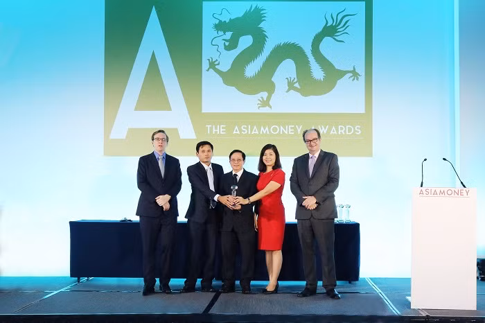 Ông Clive Horwood- Tổng biên tập tạp chí Euromoney và Asiamoney (bên phải) cùng ông Matthew Thomas, Trưởng đại diện ở châu Á (bên trái) – đại diện Ban tổ chức Asiamoney trao giải thưởng cho các thành viên lãnh đạo đại diện HDBank. Ông Clive Horwood- Tổng biên tập tạp chí Euromoney và Asiamoney (bên phải) cùng ông Matthew Thomas, Trưởng đại diện ở châu Á (bên trái) – đại diện Ban tổ chức Asiamoney trao giải thưởng cho các thành viên lãnh đạo đại diện HDBank.