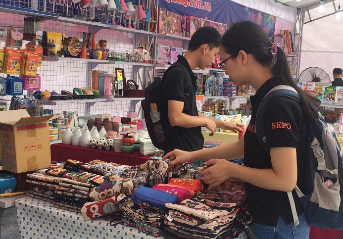 Nhiều văn phòng phẩm, đồ dùng học tập cũng được bày bán phong phú tại Hội sách Hà Nội lần thứ IV (Ảnh: Ngọc Bích).