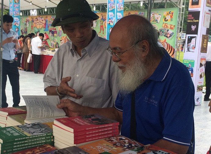 Sách là nguồn tri thức vô tận, và nó sẽ không bao giờ có sự phân biệt về tuổi tác (Ảnh: Ngọc Bích).