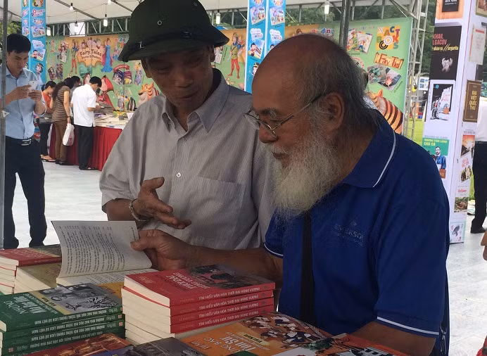 Sách là nguồn tri thức vô tận, và nó sẽ không bao giờ có sự phân biệt về tuổi tác (Ảnh: Ngọc Bích).