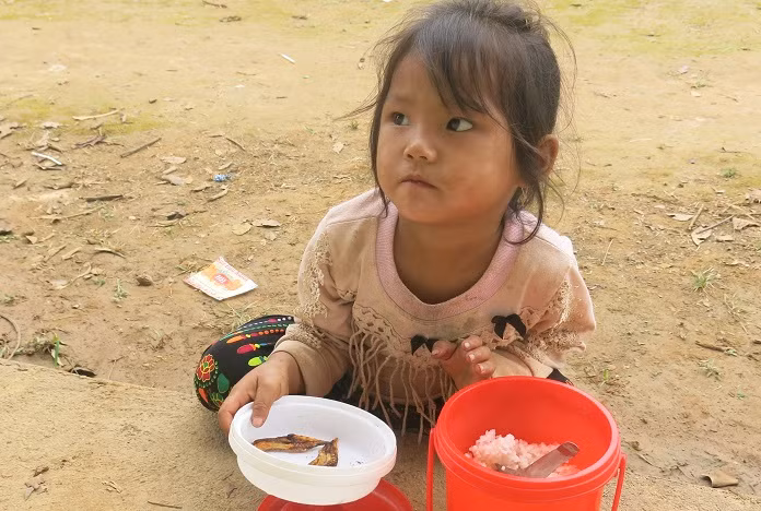 Cô bé với suất cơm mang theo của mình.