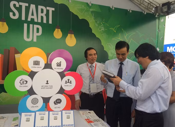 Ban đại diện Hội Sách Hà Nội lần IV tại gian hàng sách "Khởi nghiêp".