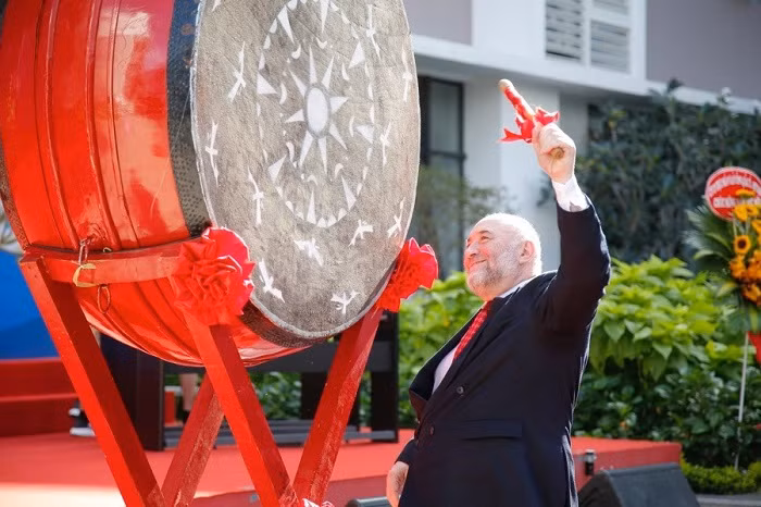 Thầy Sean P. O’Maonaigh - Giám đốc Chương trình Cambridge đánh trống khai giảng, bắt đầu năm học mới.