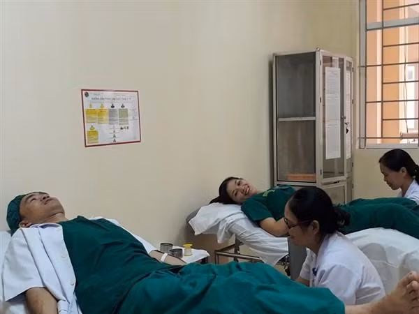 Các bác sĩ tham gia hiến máu vui mừng vì hành động của họ đã góp phần đảm bảo an toàn tính mạng cho sản phụ. Các bác sĩ tham gia hiến máu vui mừng vì hành động của họ đã góp phần đảm bảo an toàn tính mạng cho sản phụ.