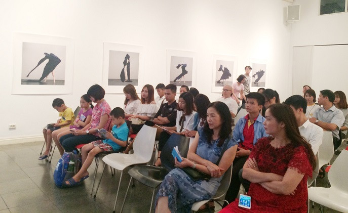 Buổi lễ ra mắt đã thu hút khá đông mọi người tới tham dự (Ảnh: Ngọc Bích). Buổi lễ ra mắt đã thu hút khá đông mọi người tới tham dự (Ảnh: Ngọc Bích).