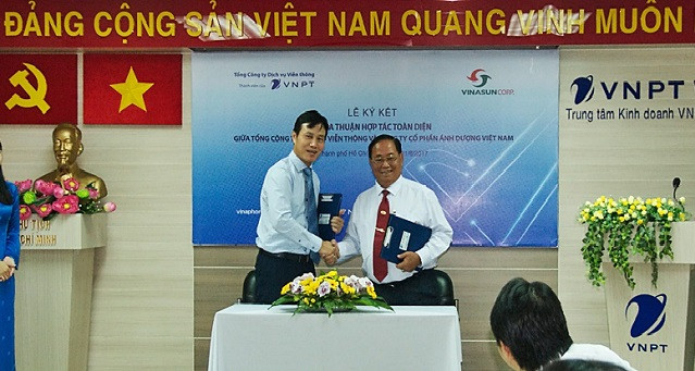 VinaPhone và VinaSun cùng triển khai dự án thẻ tích điểm đa năng Vpoint. VinaPhone và VinaSun cùng triển khai dự án thẻ tích điểm đa năng Vpoint.