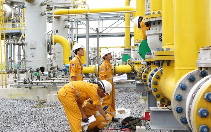 Hình ảnh những người công nhân trong ngành dầu khí.