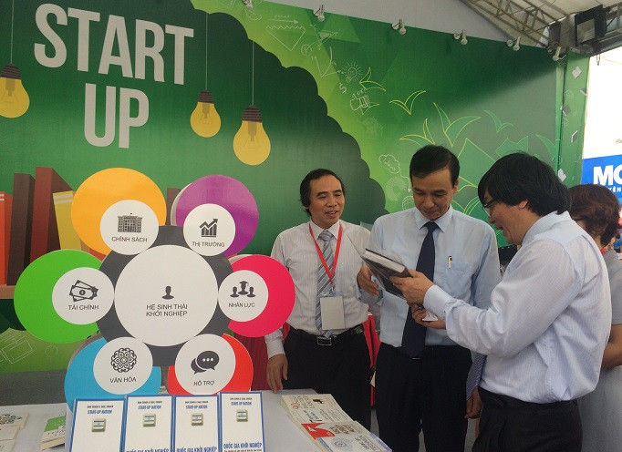 Ban đại diện Hội Sách Hà Nội lần IV tại gian hàng sách &quot;Khởi nghiêp&quot;.