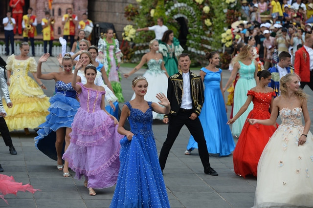 Đoàn nghệ thuật Sun World Ba Na Hills (Đà Nẵng) mang tới cho Hà Nội show carnival đường phố đặc sắc. Đoàn nghệ thuật Sun World Ba Na Hills (Đà Nẵng) mang tới cho Hà Nội show carnival đường phố đặc sắc.