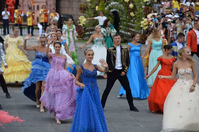 Đoàn nghệ thuật Sun World Ba Na Hills (Đà Nẵng) mang tới cho Hà Nội show carnival đường phố đặc sắc.