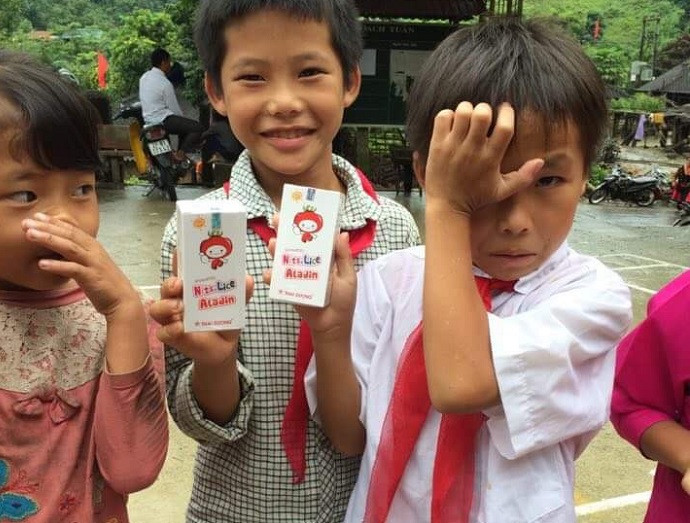 Nụ cười và niềm vui nhỏ bé của các em. Nụ cười và niềm vui nhỏ bé của các em.