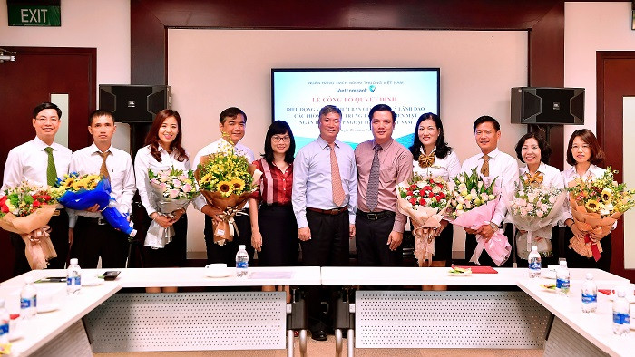 Đại diện Ban lãnh đạo Vietcombank và Ban giám đốc Vietcombank Sở giao dịch chụp hình lưu niệm cùng Ban lãnh đạo Trung tâm Xử lý tiền mặt Vietcombank. Đại diện Ban lãnh đạo Vietcombank và Ban giám đốc Vietcombank Sở giao dịch chụp hình lưu niệm cùng Ban lãnh đạo Trung tâm Xử lý tiền mặt Vietcombank.