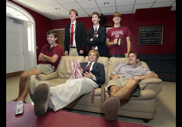 Nên rủ vài người bạn cùng thuê nhà để tiết kiệm chi phí Nên rủ vài người bạn cùng thuê nhà để tiết kiệm chi phí