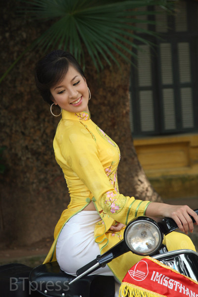 Hoàng Anh luôn nổi bật với gương mặt xinh xắn và nụ cười thân thiện Hoàng Anh luôn nổi bật với gương mặt xinh xắn và nụ cười thân thiện