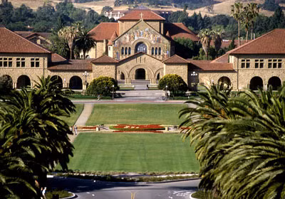 Đại học Stanford là một ngôi trường ấm nắng trên vùng vịnh California, cách San Francisco chừng 30 dặm. Đến với đại học này, sinh viên sẽ được hưởng một nền giáo dục kết hợp hài hòa giữa dạy, học và nghiên cứu. Năm nay, trường tuyển tới 6.940 học viên với mức học phí là 40.569 đôla/1 người/1 năm.