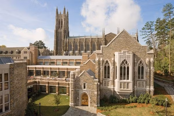 Đứng ở vị trí thứ 10 là Đại học Duke. Đại học Duke nằm ở Durham - bắc Carolina. Đây là một trong những trường đầu tư cho nghiên cứu nhiều nhất nước Mỹ. Đại học Duke cũng khá nổi tiếng về chất lượng đào tạo và các phong trào thể thao, đặc biệt là sự kiện thể thao quy mô lớn mang tên Blue Devils (Những con quỷ xanh). Vừa qua, trường tuyển sinh 6.664 học viên với mức học phí là 41.958 đôla/1 người/1 năm.