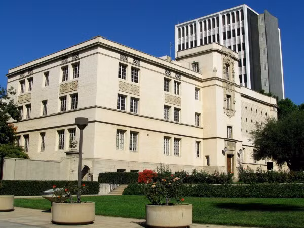 Viện công nghệ California xếp thứ 4, được biết đến như miền đất của nhóm ngành khoa học kỹ thuật. Tọa lạc tại Pasadena thuộc bang California, ngôi trường này có mặt trong nhiều dự án nghiên cứu do NASA, Quỹ Khoa học Quốc gia và Bộ Dịch vụ Nhân sinh Hoa Kỳ tài trợ. Năm nay, trường tuyển vào 967 sinh viên với mức học phí 37.704 đôla/người/năm.
