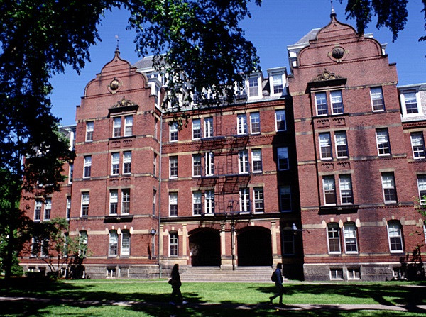 Đứng đầu là Đại học Havard - một thành viên của Ivy League (liên đoàn thể thao gồm 8 đại học lớn ở Đông Bắc Mỹ), là một trường tư thục tại thành phố Cambridge thuộc bang Massachusetts. Havard là một trong những trường đại học có lịch sử lâu đời nhất đất nước và sở hữu nguồn tài chính lớn tới mức khó có trường nào trên thế giới sánh kịp. Năm nay, Đại học Havard tuyển sinh 6.641 sinh viên với mức học phí là 39.849 đôla/1 người/1 năm. Đứng đầu là Đại học Havard - một thành viên của Ivy League (liên đoàn thể thao gồm 8 đại học lớn ở Đông Bắc Mỹ), là một trường tư thục tại thành phố Cambridge thuộc bang Massachusetts. Havard là một trong những trường đại học có lịch sử lâu đời nhất đất nước và sở hữu nguồn tài chính lớn tới mức khó có trường nào trên thế giới sánh kịp. Năm nay, Đại học Havard tuyển sinh 6.641 sinh viên với mức học phí là 39.849 đôla/1 người/1 năm.