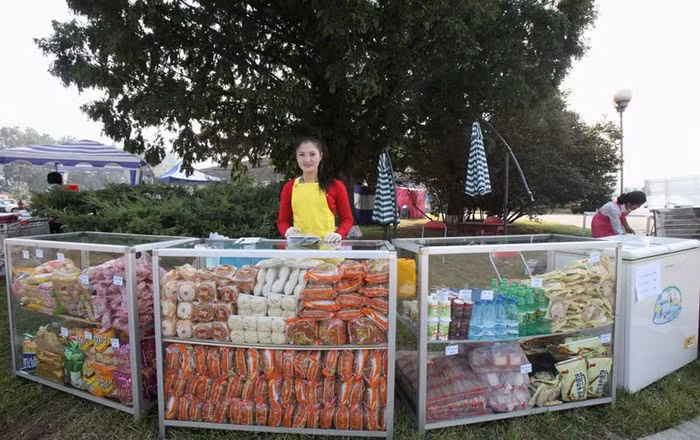 Một gian hàng các loại thực phẩm và nước giải khát.